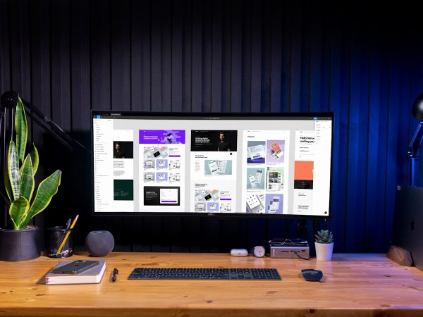 Escritorio creativo con monitor