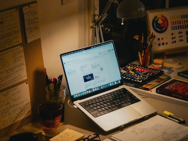 Escritorio de trabajo nocturno