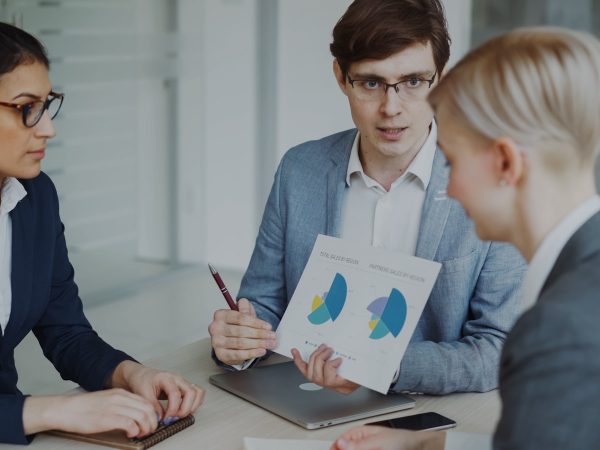 Profesionales revisando gráficas