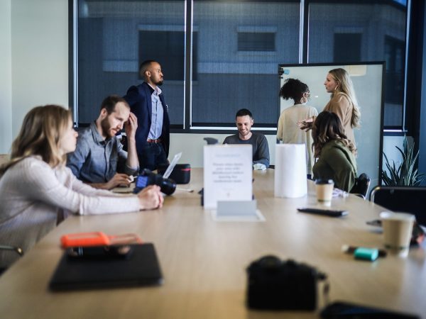 Personas trabajando en una mesa