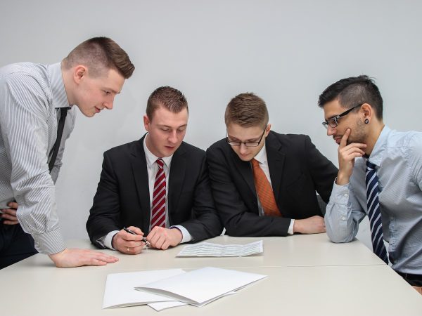 Equipo revisando una propuesta