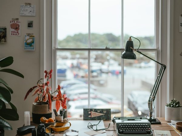 Escritorio de diseño junto a la ventana