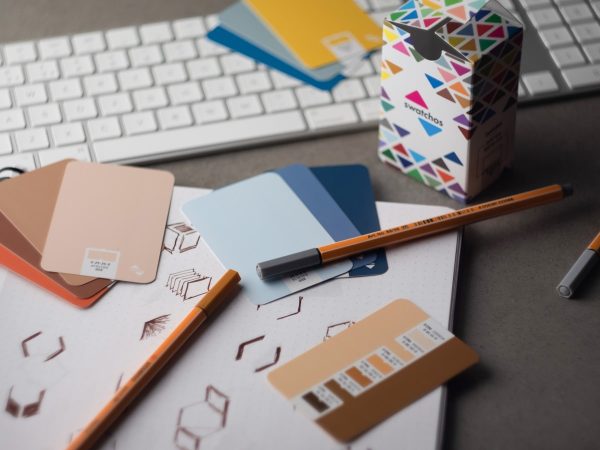 Escritorio con muestras de color