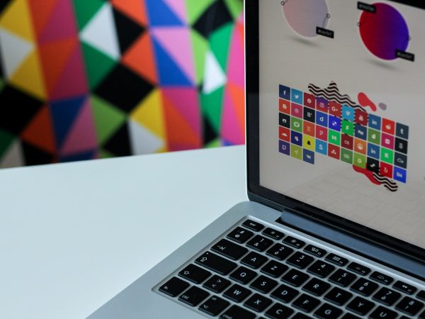 Propuestas de logotipo en pantalla
