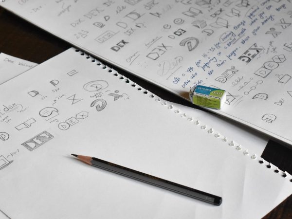 Bocetos a lápiz sobre papel