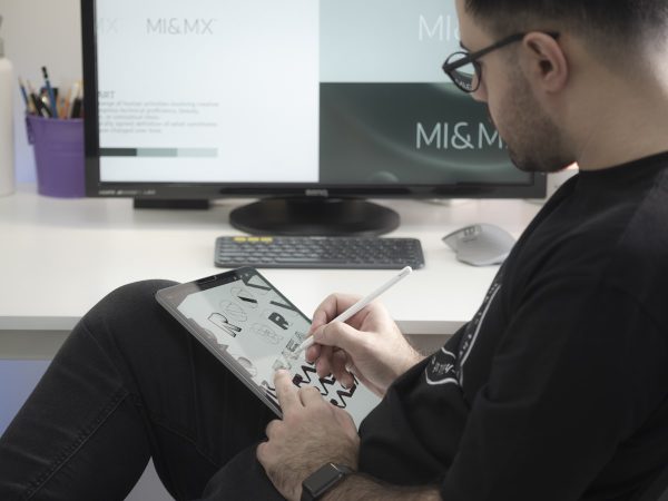 Diseñador frente al monitor