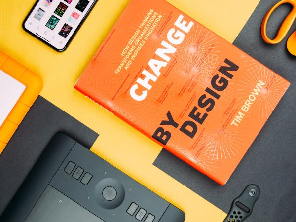 Libro de diseño y teléfono
