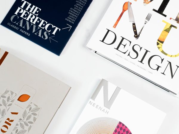Materiales de diseño sobre la mesa