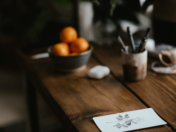 Composición sobre mesa de trabajo
