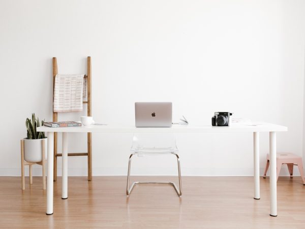 Portátil sobre superficie de trabajo