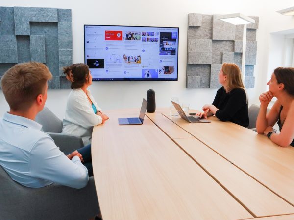 Equipo reunido en sala de juntas