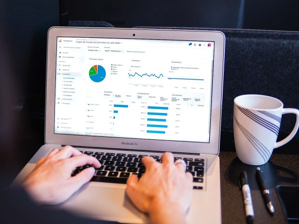 Persona analizando datos